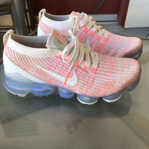 Barely worn size 7 Nike’s